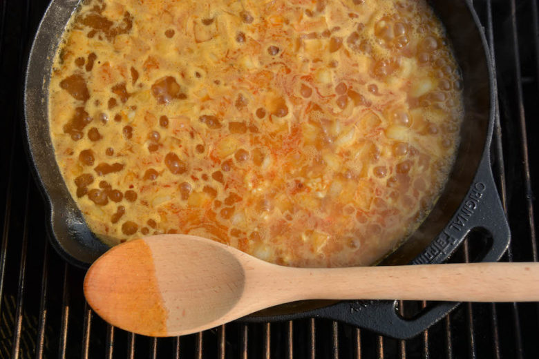 Spanische Paella mit Huhn, Shrimps & Chorizo - paella dutch oven 11 - 9 Die spanische Paella im Dutch Oven köcheln lassen