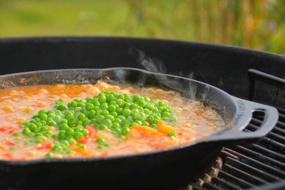 Spanische Paella mit Huhn, Shrimps & Chorizo - paella dutch oven 13 - 20 Paprika & Erbsen zur Paella hinzufügen