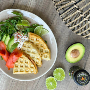 Kräuterwaffeln mit Wildlachs & Avocado - kraeuterwaffeln 06 - 6 Frische Kräuterwaffeln vom Grill mit Wildlachs & Avocado