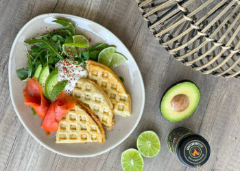 Kräuterwaffeln mit Wildlachs & Avocado - kraeuterwaffeln 06 - 6 Frische Kräuterwaffeln vom Grill mit Wildlachs & Avocado