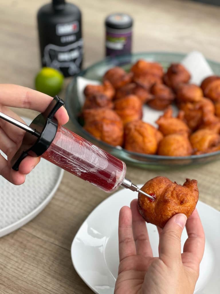 Fruchtig gefüllte Gin Topfenbällchen - gin erdbeer topfenbaellchen 05 - 16 Die Topfenbällchen mit Gin Marmelade füllen