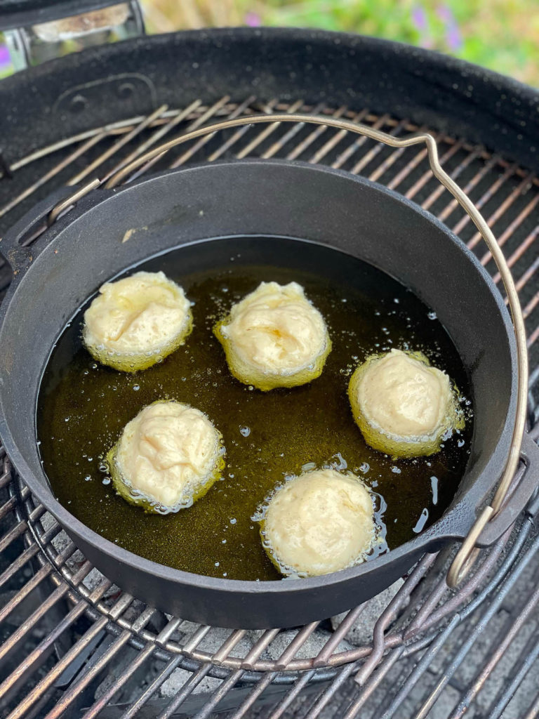 Fruchtig gefüllte Gin Topfenbällchen - gin erdbeer topfenbaellchen 11 - 13 Topfenbällchen im Dutch Oven goldbraun backen