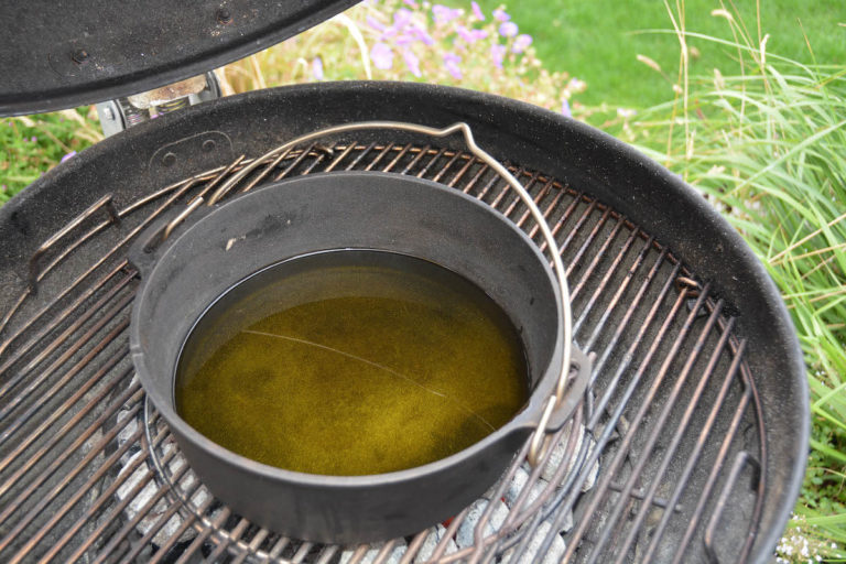 Fruchtig gefüllte Gin Topfenbällchen - gin erdbeer topfenbaellchen 25 - 11 Dutch Oven erhitzen am Kugelgrill