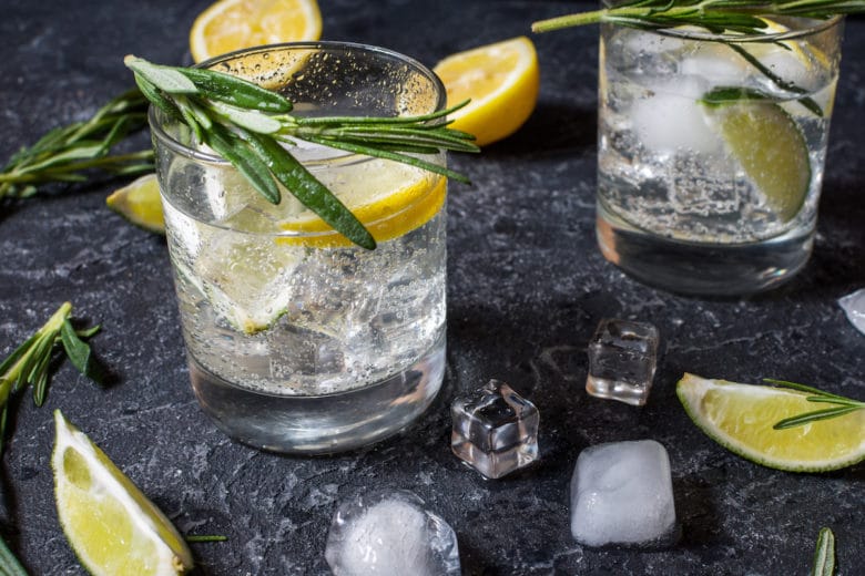Spirituosen - Das sind die besten Snacks dazu - gin servieren - 4 Spirituosen - Gin Tonic mit frischen Zitronen und Rosmarinnote