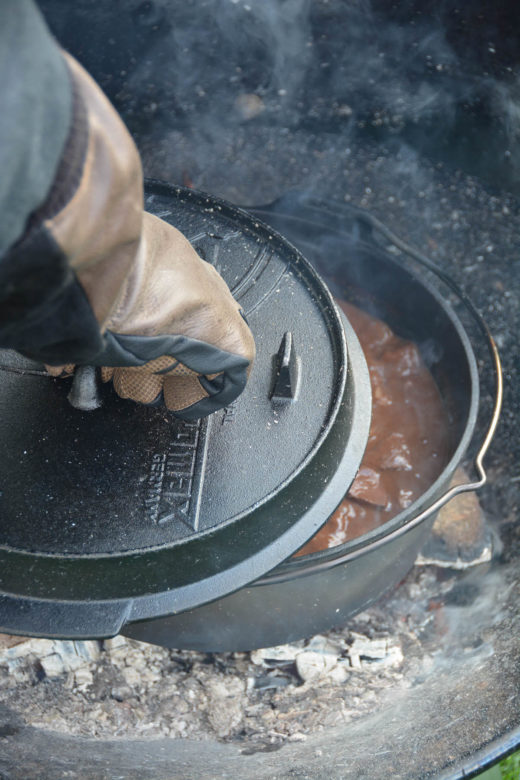 Hochwertige Grillhandschuhe von Rohleder - grillhandschuhe - 5 Grillhandschuh von Rohleder im Einsatz beim heißen Dutch Oven
