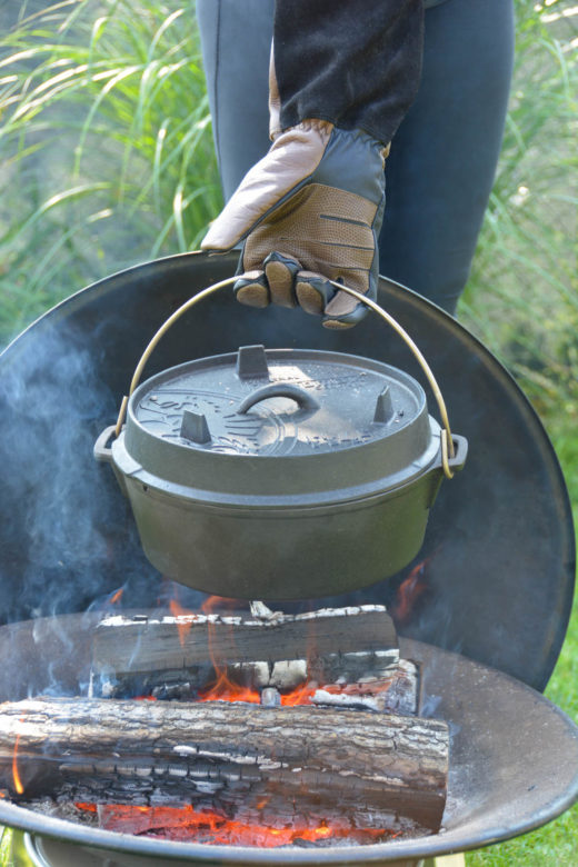 Hochwertige Grillhandschuhe von Rohleder - rohleder dutchoven 17 - 4 Grillhandschuh von Rohleder im Einsatz beim heißen Dutch Oven