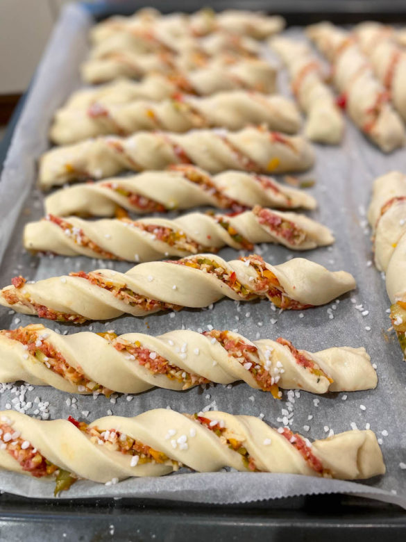 Schnelle Pizzastangerl als perfektes Fingerfood - pizzastangerl snack 02 - 2 Pikant gefüllte Pizzastangerl - schnelles und leckeres Fingerfood