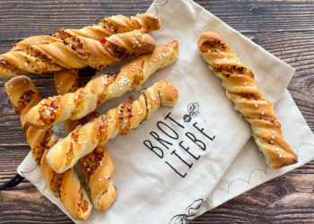 Schnelle Pizzastangerl als perfektes Fingerfood - pizzastangerl snack 06 - 12 Pikante Pizzastangerl als perfektes Fingerfood