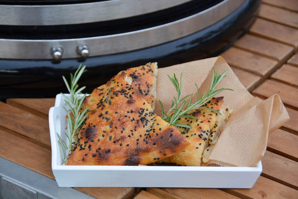 Fluffiges Focaccia vom Grill - sesam fladenbrot 13 - 13 Fluffiges Fladenbrot vom Grill