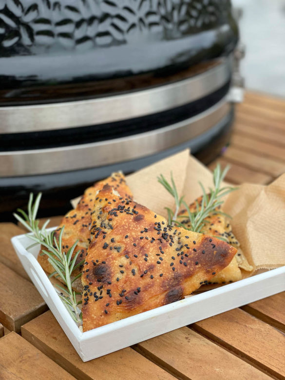 Fluffiges Focaccia vom Grill - sesam foccacia 04 - 2 Fluffig softes Focaccia mit schwarzem Sesam
