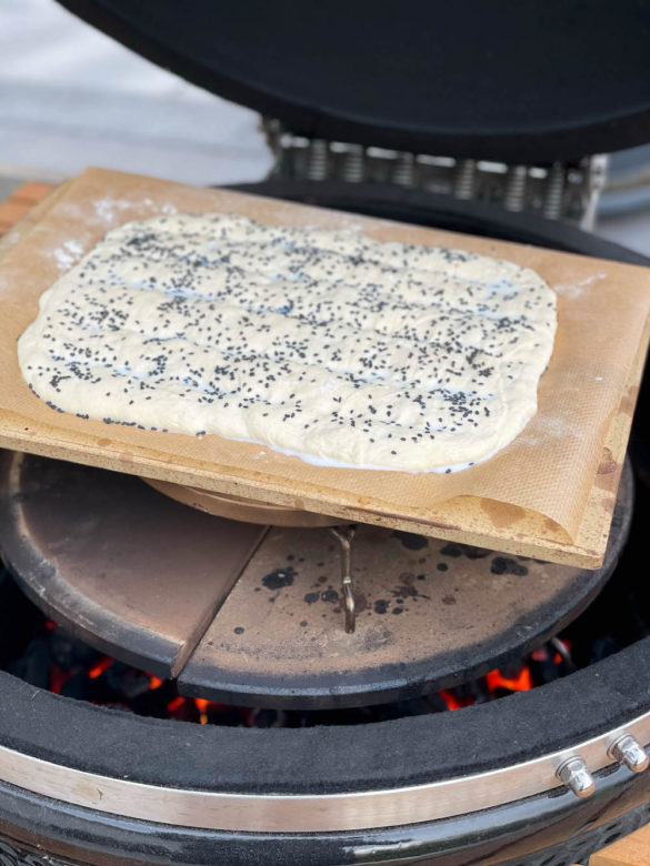 Fluffiges Focaccia vom Grill - sesam foccacia 16 - 4 Focaccia mit Sesam am Keramikgrill