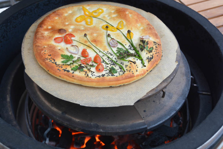 Fluffiges Focaccia vom Grill - focaccia blumen - 3 Focaccia mit Blumenmuster