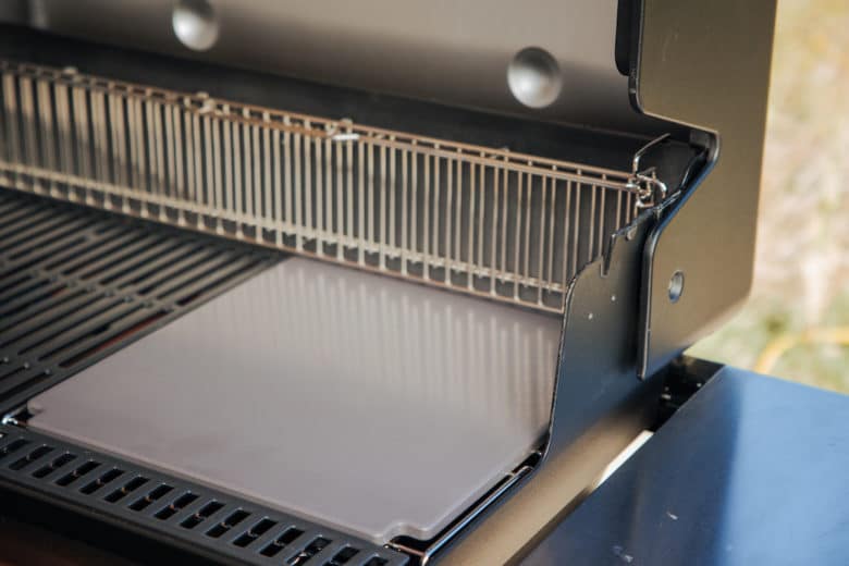 Die Weber Grillneuheiten 2022 - glasierter Grillstein 2022 - 7 Glasierter Grillstein für perfekte Pizza, Brote, Cookies und Co (Fotocredits: Weber-Stephen Deutschland GmbH) - Grillneuheiten 2022