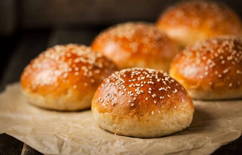 Die besten Tipps für den perfekten Burger - burger buns - 6 Goldbraune Burger Buns mit Sesam bestreut
