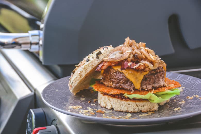 Die besten Tipps für den perfekten Burger - burger kartoffelbuns 002 - 46 Stuffed Burger mit Parmesan Chips , Cola Zwiebel, Bacon und Röstzwiebel