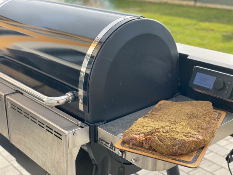 Pastrami aus dem Smoker - So klappt es! - pastrami selbstgemacht 06 - 9 Den Weber SmokeFire auf 120 Grad einregeln und den Räuchervorgang starten.