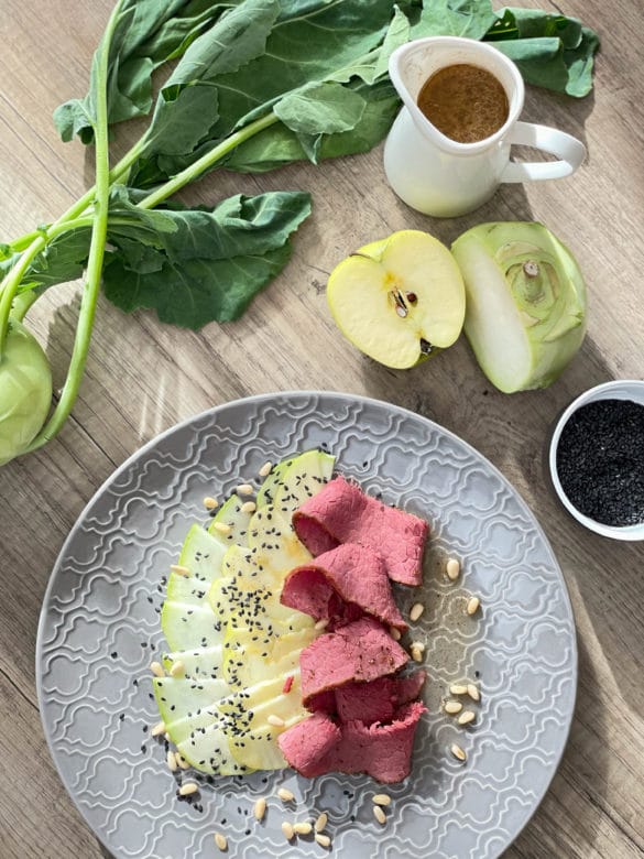 Pastrami auf Kohlrabi-Apfelsalat & Vinaigrette - pastrami vorspeise 06 - 5 Frisch aufgeschnittenes Pastrami als Vorspeise serviert
