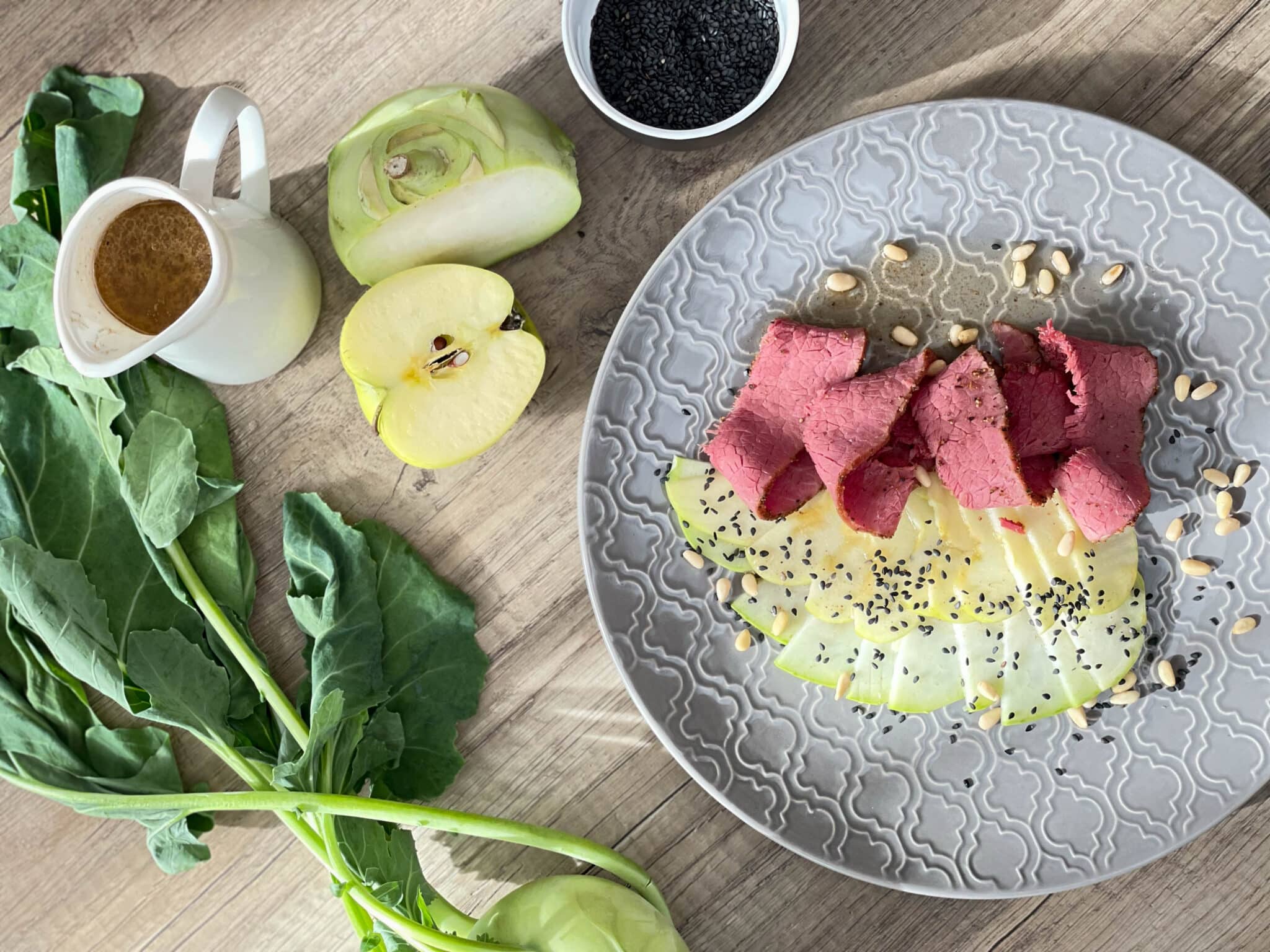 Pastrami auf Kohlrabi-Apfelsalat mit Vinaigrette