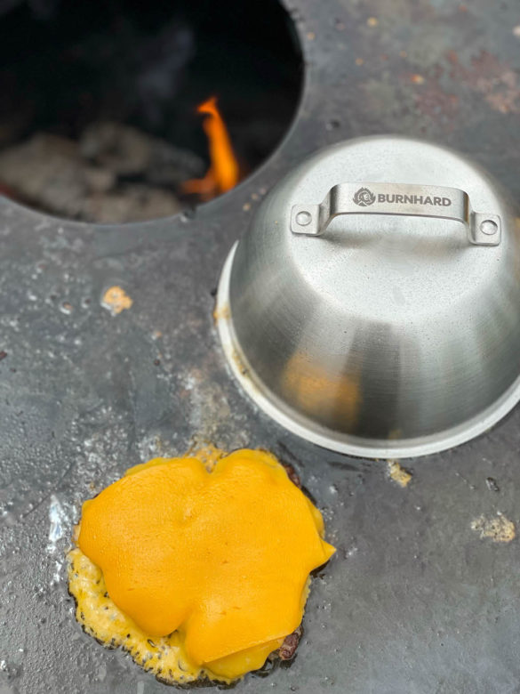 Die besten Tipps für den perfekten Burger - smashed burger 13 - 40 Käse am Patty schmelzen mit den Burger Glocken von Burnhard