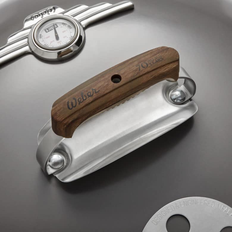 Anniversary Kettle - 70 Jahre Weber Grill Special Edition - weber anniversary grill2 - 4 Stylische Griffe am Deckel und seitlich am Kessel im Holzlook