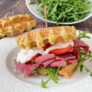 Pastrami auf Kohlrabi-Apfelsalat & Vinaigrette - IMG 5655 - 6 Kartoffelwaffeln mit frischem Pastrami