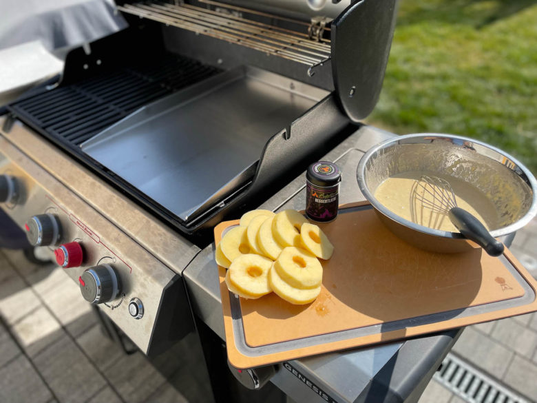 Gebackene Apfelringe im Bierteig vom Grill - apfelringe bierteig 03 1 - 2 Plancha auf den Genesis aufgesetzt für die gebackenen Apfelringe