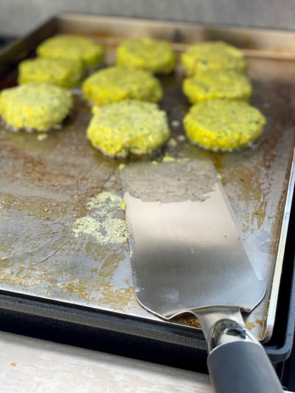 Knusprige Bärlauchlaibchen von der Plancha - baerlauch laibchen 04 - 7 Die Plancha Grillplatte passt genau in die unterschiedlichen Grillrostformate