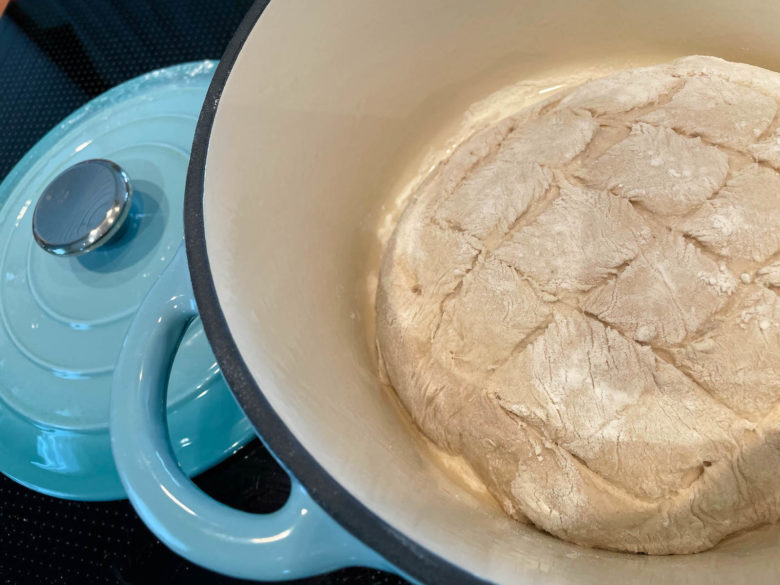 Schnelles Topfbrot für Anfänger - brot im gusstopf 05 - 6 Topfbrot in der Gussform bereit zum Backen
