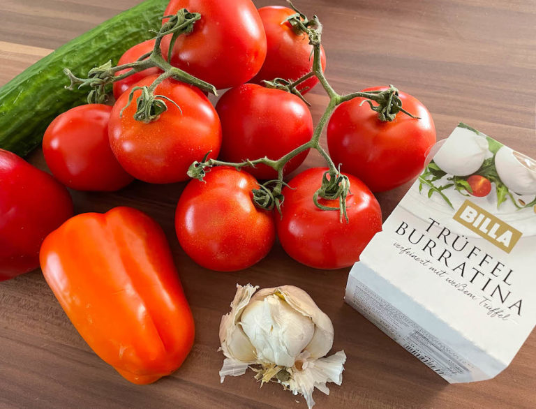 Klassisches Gazpacho mit Trüffelburrata - gazpacho burrata 01 - 7 Frisches Gazpacho in der Zubereitung