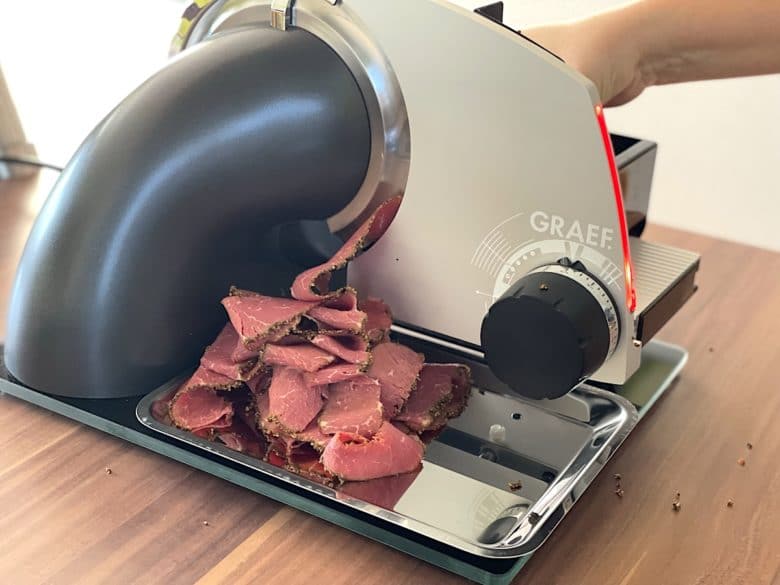 Kartoffelwaffeln mit Pastrami - graef allesschneider - 5 Pastrami fein aufschneiden mit dem Graef Feinschneider SKS700
