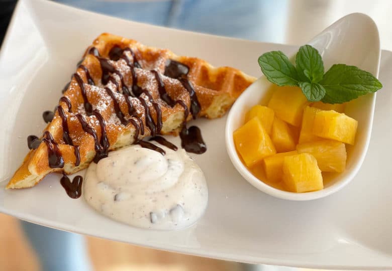 Waffeleisen Advanced Control – Gastroback - waffeleisen test 21 - 4 Frische Buttermilchwaffeln aus dem Waffeleisen mit Joghurt und Obst zum Frühstück