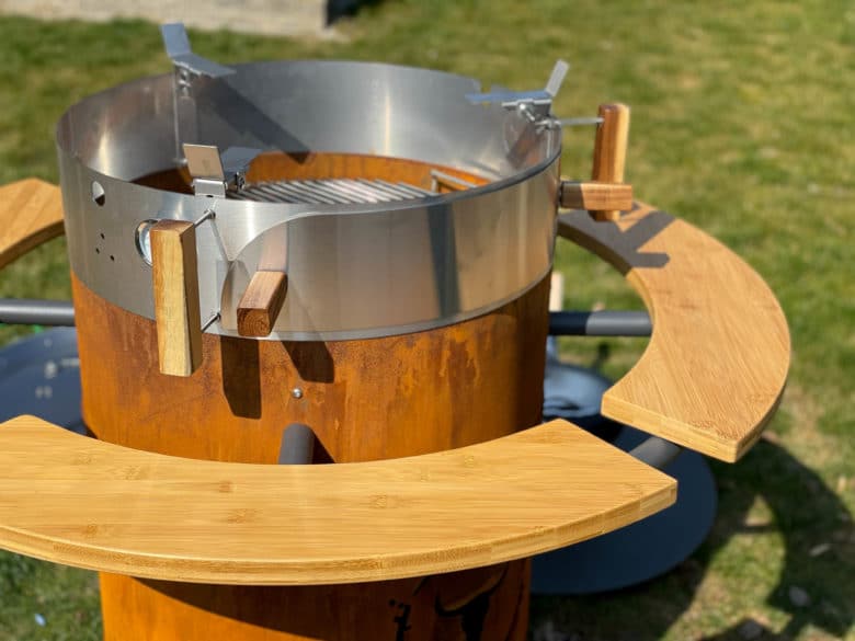 Bandit Fireplace von Moesta BBQ - Unboxing & Aufbau - bandit moesta bbq 12 - 4 Die Bambusbretter an der Reling des Bandit Fireplace von Moesta BBQ montiert