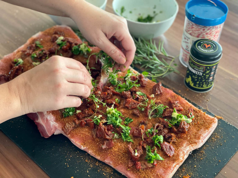 Knuspriges Porchetta mit italienischer Füllung - porchetta italienisch 05 - 28 Den Rollbraten mit Gewürzen, Tomaten und frischen Kräutern füllen