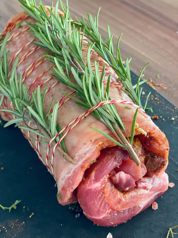Knuspriges Porchetta mit italienischer Füllung - porchetta italienisch 06 - 3 Gerolltes Porchetta fertig für den Drehspieß