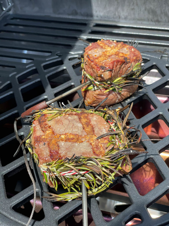 Das Crafted Gourmet BBQ System von Weber - steaks genesis smartgrill 07 - 2 Perfekte Steaks auf der Sear Grate im Weber Genesis