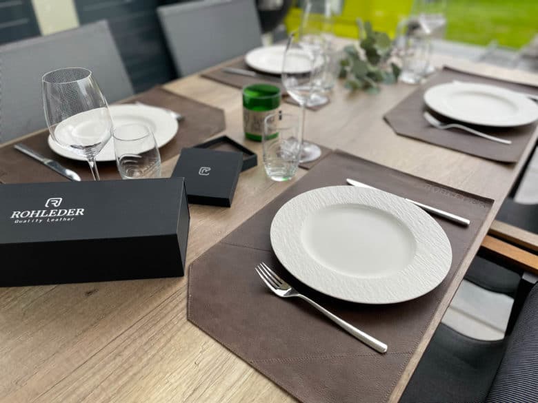 Hochwertiges Tischset von Rohleder – eine Bereicherung auf jedem Tisch - rohleder tischsets 21 - 10 Tisch auf der Terrasse eingedeckt fürs Grillmenü