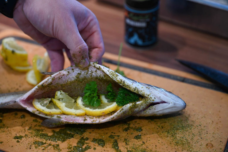 Steckerlfisch Grillen in 2 Varianten - steckerlfisch kraeuter 04 - 30 Steckerlfisch Variante 2 - Die Kräuter Version