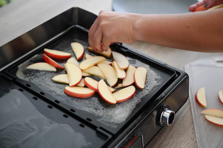 Gastroback Design Tischgrill Plancha & BBQ - apple crumble plancha 03 - 9 Ein süßes Apple Crumble als Dessertidee von der Plancha