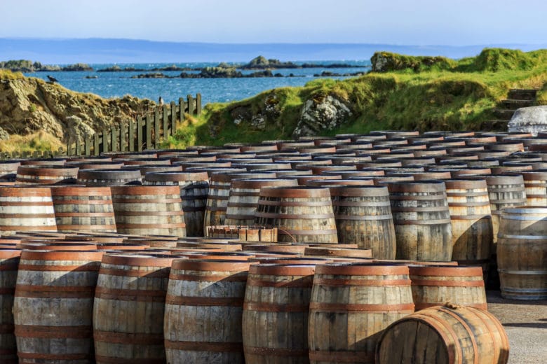 Die 10 besten Islay Whiskys - islay whisky 04 - 13 Whisky Fässer in einer Destillerie
