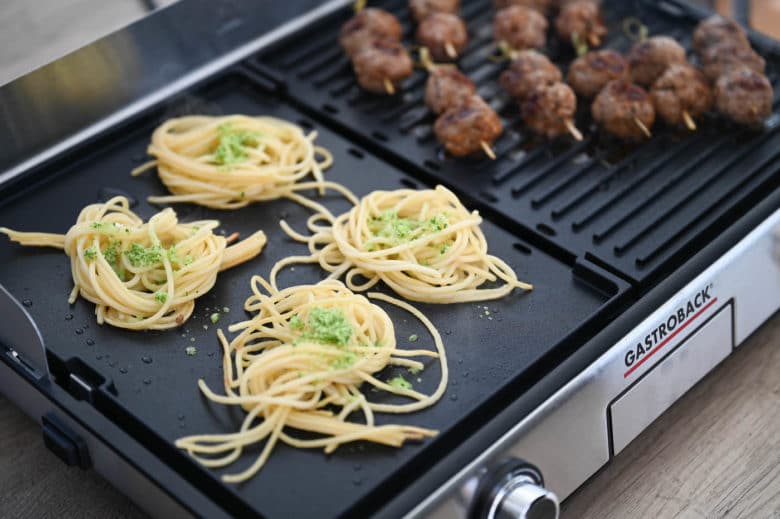 Gastroback Design Tischgrill Plancha & BBQ - koefte ajvar 07 - 10 Unterschiedliche Hitzeverteilung durch 2 Grillplatten möglich