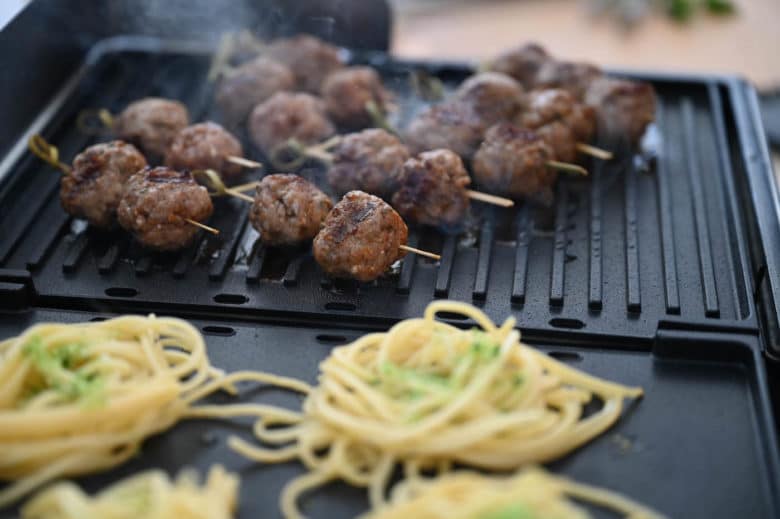 Gastroback Design Tischgrill Plancha & BBQ - koefte ajvar 10 - 4 Rasche und perfekte Hitzeverteilung auf den beiden Grillplatten