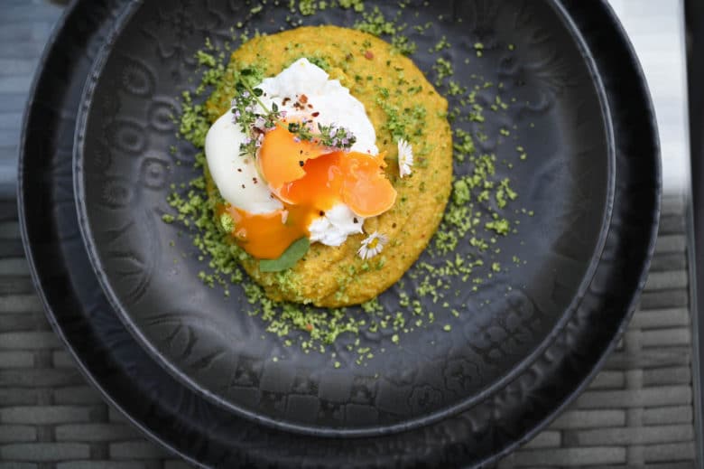Wildkräuter Polenta mit pochiertem Ei - wildkraeuter polenta ei 03 - 7 Toller Kontrast der hellen Polenta mit dem dunklen Geschirr