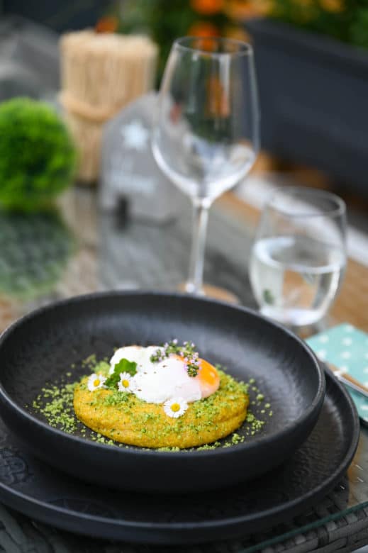Wildkräuter Polenta mit pochiertem Ei - wildkraeuter polenta ei 06 - 3 Cremige Polenta mit frischen Wildkräutern und pochiertem Ei