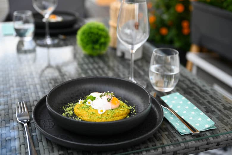 Wildkräuter Polenta mit pochiertem Ei - wildkraeuter polenta ei 07 - 6 Cremige Wildkräuter Polenta mit pochiertem Ei