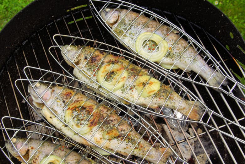 Forelle im Wendekorb grillen