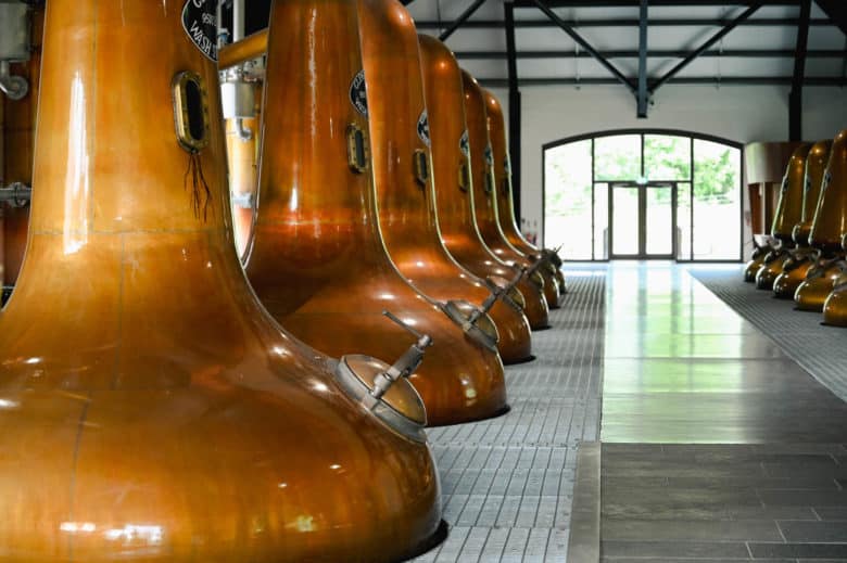 Ratgeber Whisky Sorten im Vergleich - glenfiddich destillery 28 - 6 Pot Stills in der Glenfiddich Destillerie - Whisky Sorten Ratgeber