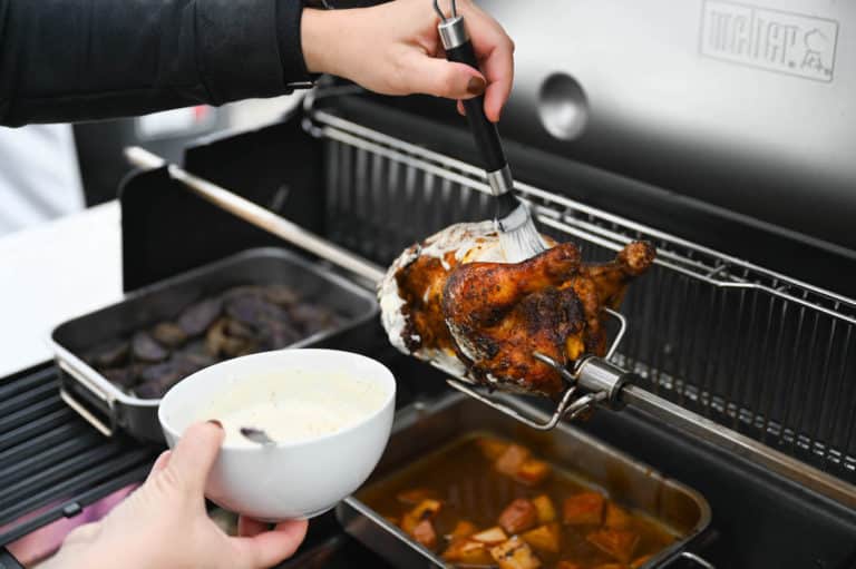 Saftiges Grillhendl mit Alabama White BBQ Sauce verfeinert - grillhendl alabama style 45 - 40 Perfektes Arbeiten direkt am Grill mit dem Weber Genesis EPX-435