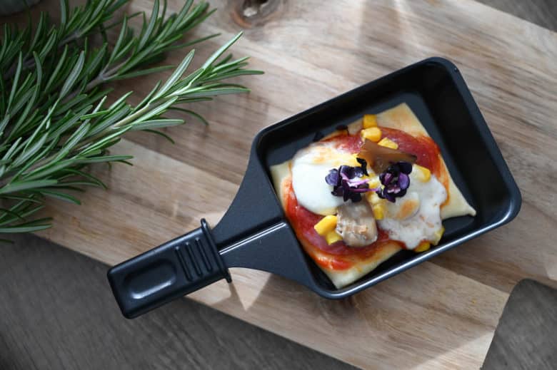 Gastroback Design Raclette Fondue Kombi - gastroback fondue raclette 01 - 10 Eine Mini Pizza aus dem Raclette Pfännchen