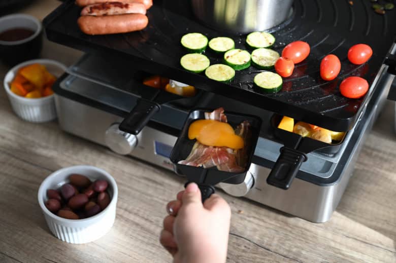 Gastroback Design Raclette Fondue Kombi - gastroback fondue raclette 06 - 12 Bacon & Egg im Raclette Pfännchen während auch die Grillplatte und das Fondue im Einsatz ist ????????