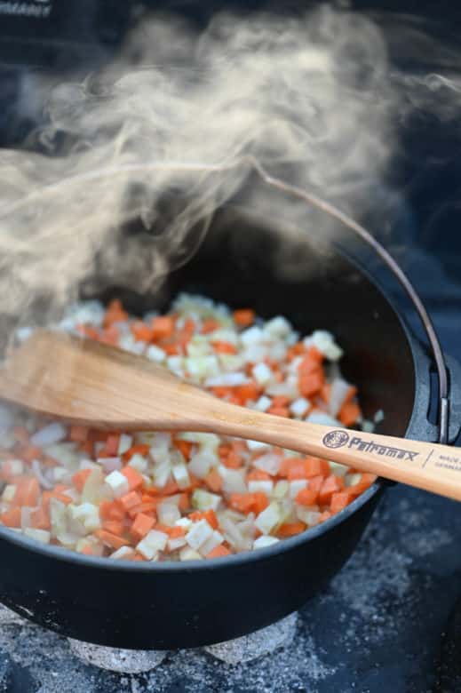 Wildschweinragout aus dem Dutch Oven - wildschwein ragout 15 - 11 Zubereitung des Wildschweinragout im Dutch Oven